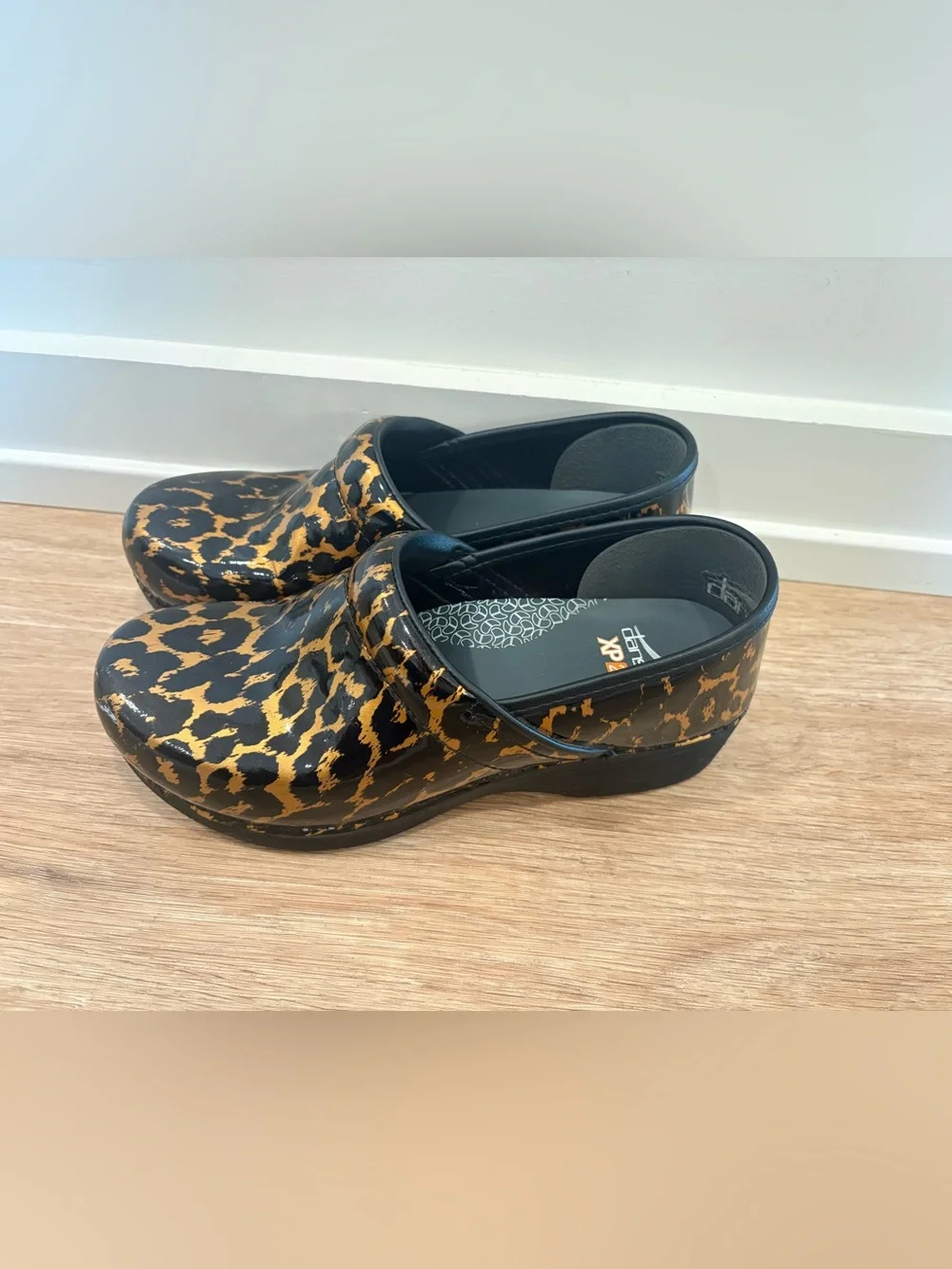 Dansko XP 2.0 Leopard Animal Print Professional Clogs EU 39 = US 8.5/9 Women’s - Picture 2 of 16